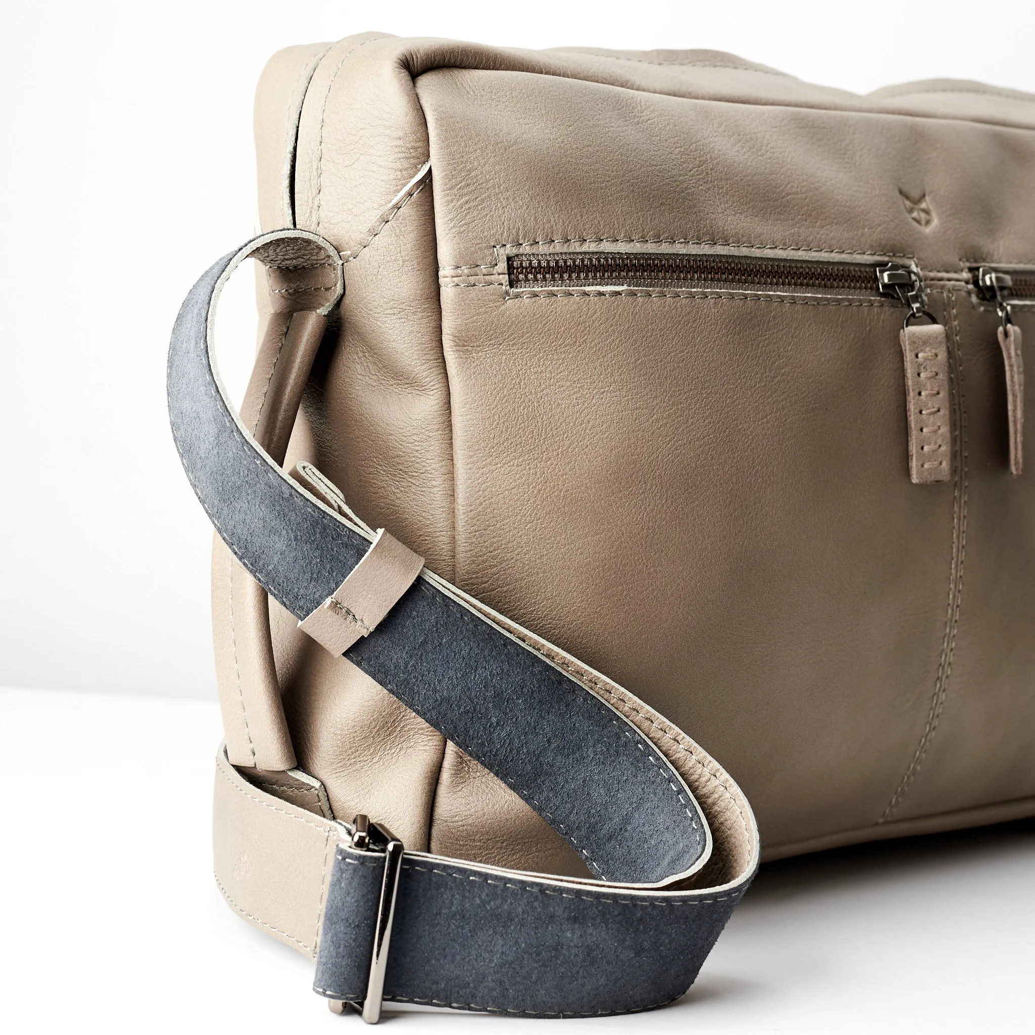 Addox Messenger Bag · Grey